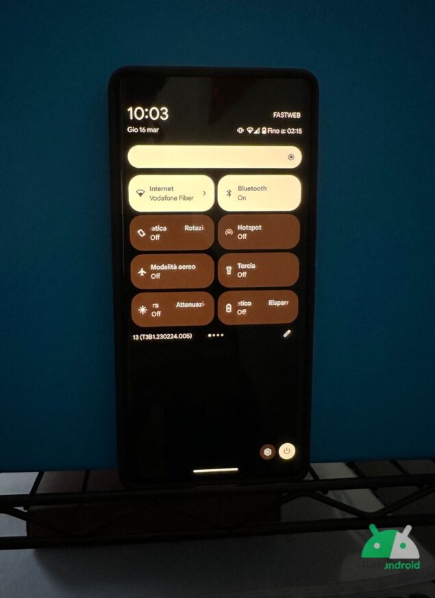 Google Pixel 7 Pro con Android 13 QPR3 beta 1 - tema scuro - centro di controllo