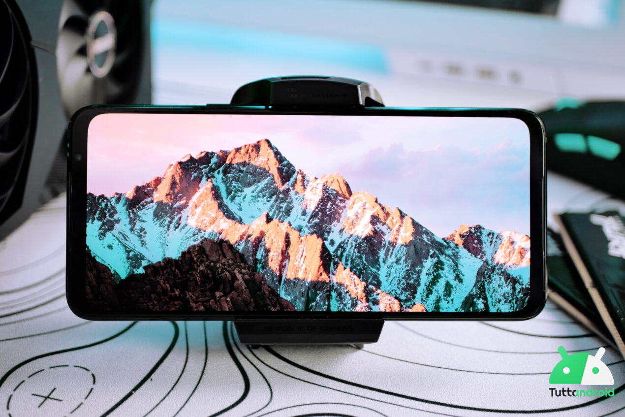A pochi giorni dal lancio, ASUS ROG Phone 8 Pro si mostra in una serie di immagini
