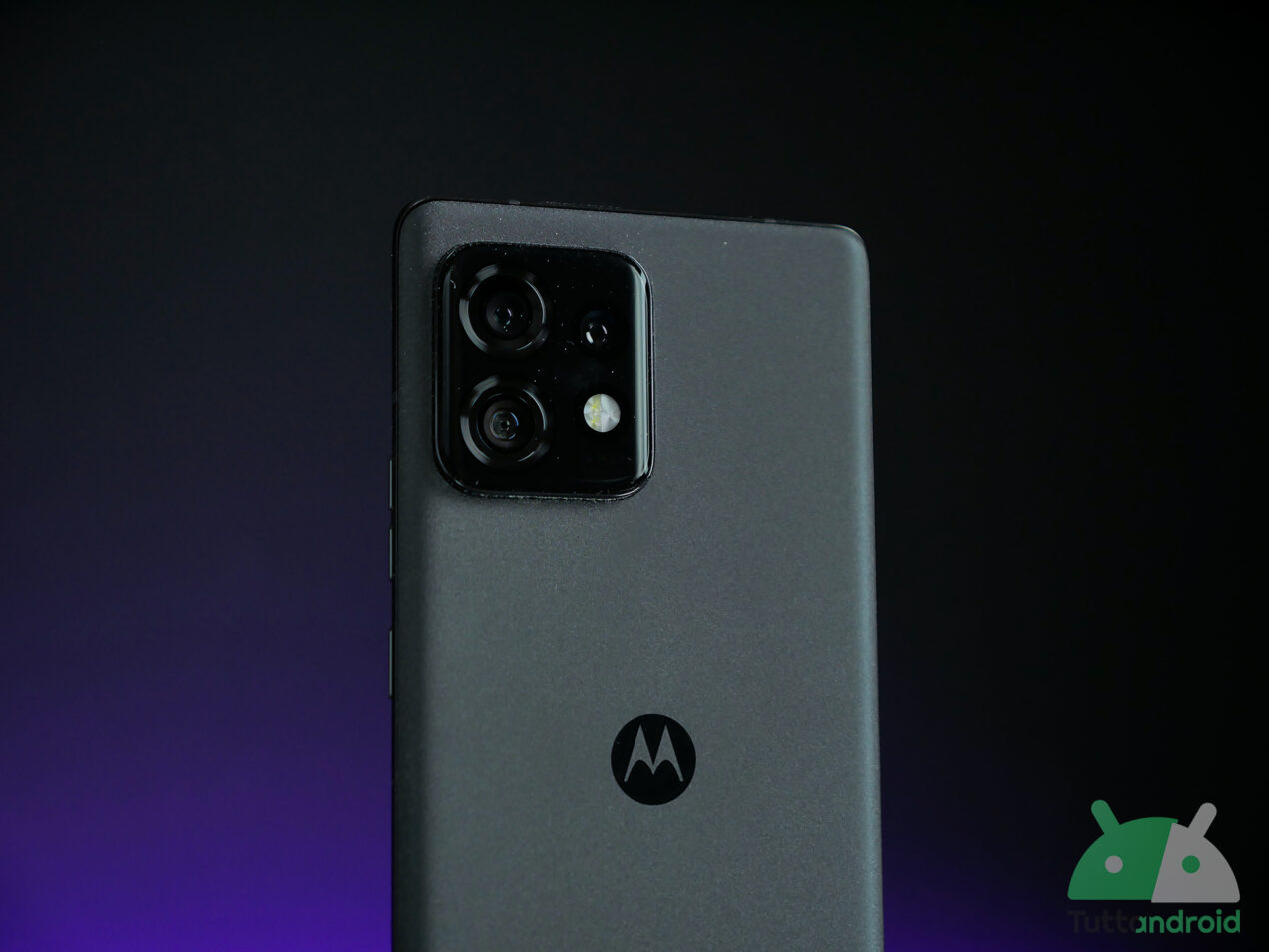 Motorola Edge 50 Pro si avvicina: trapelano specifiche, render e data di lancio