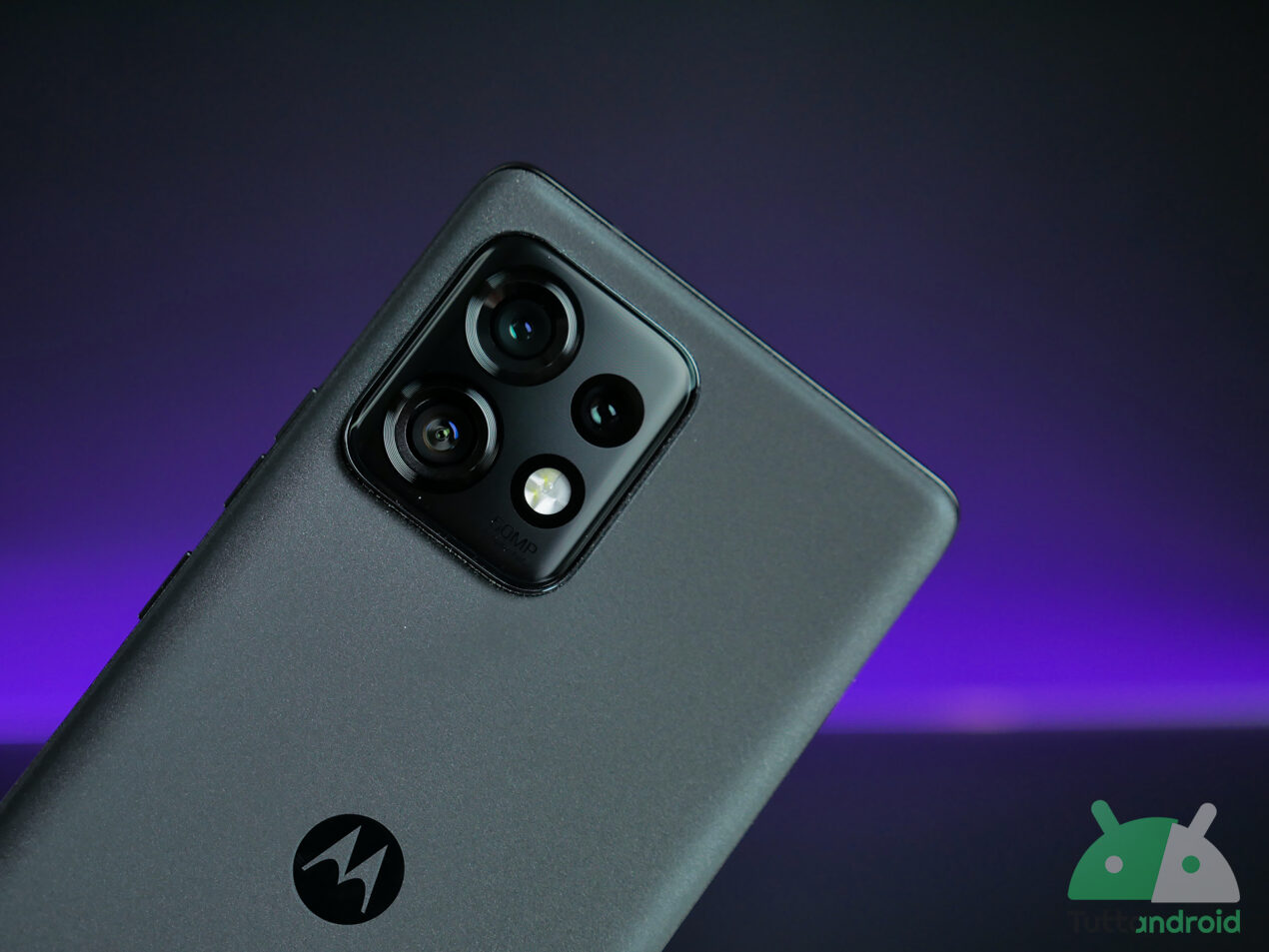 Motorola Edge 40 Neo si mostra a 360 gradi nelle sue tre colorazioni