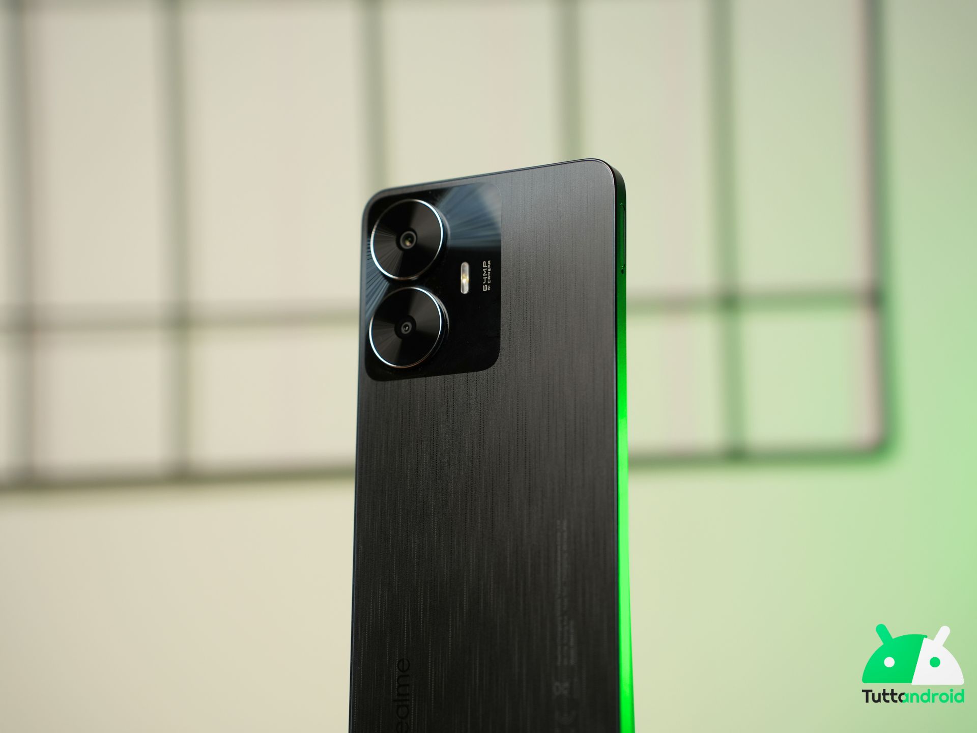 laterale realme c55