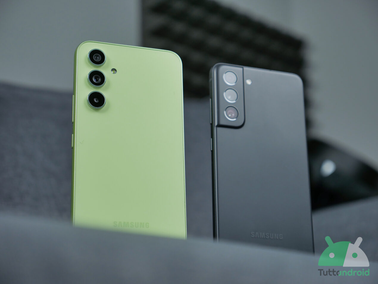 Samsung Galaxy S21 FE vs Galaxy A54 5G: quale preferire allo stesso prezzo