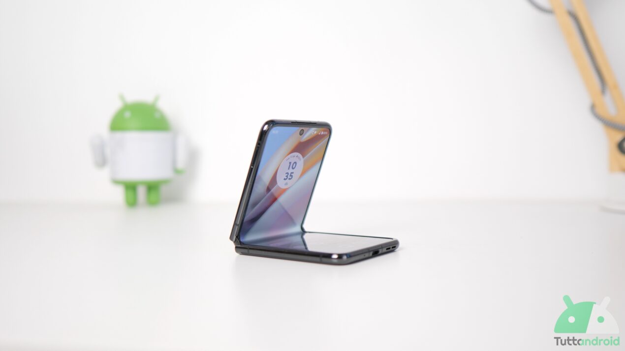 Motorola Razr 40 Ultra affronta il test di resistenza: si piega, anche troppo