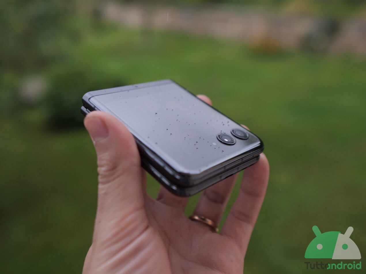 Spuntano i prezzi europei e le varianti di Motorola Razr 50 5G