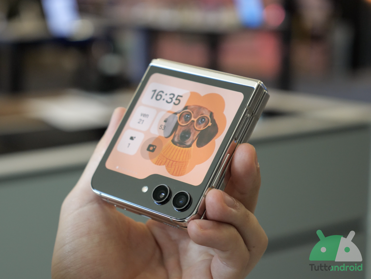 Non solo widget, il display esterno di Galaxy Z Flip5 può fare di più