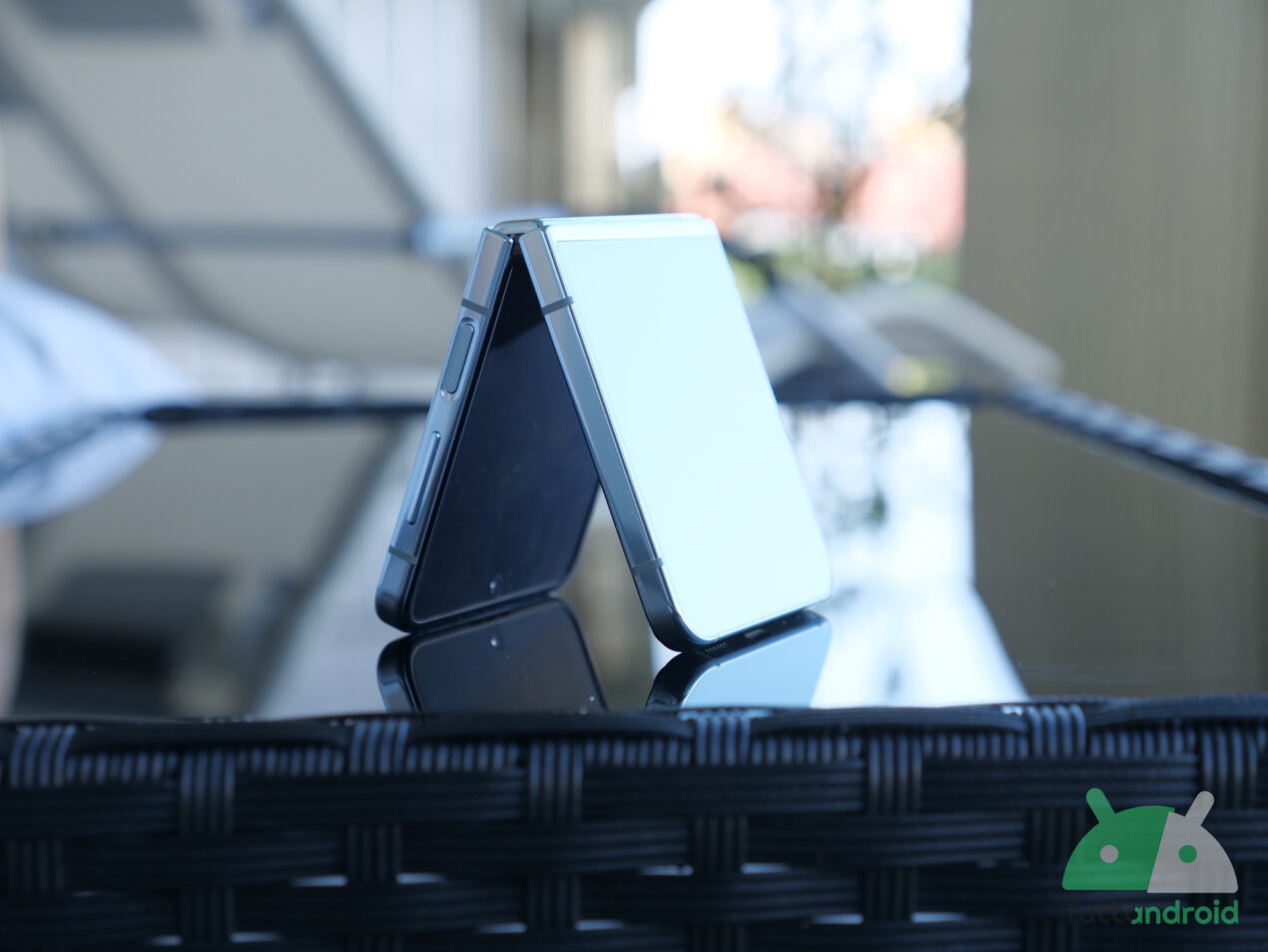 Samsung omaggia una vecchia gloria con Galaxy Z Flip5 Retro