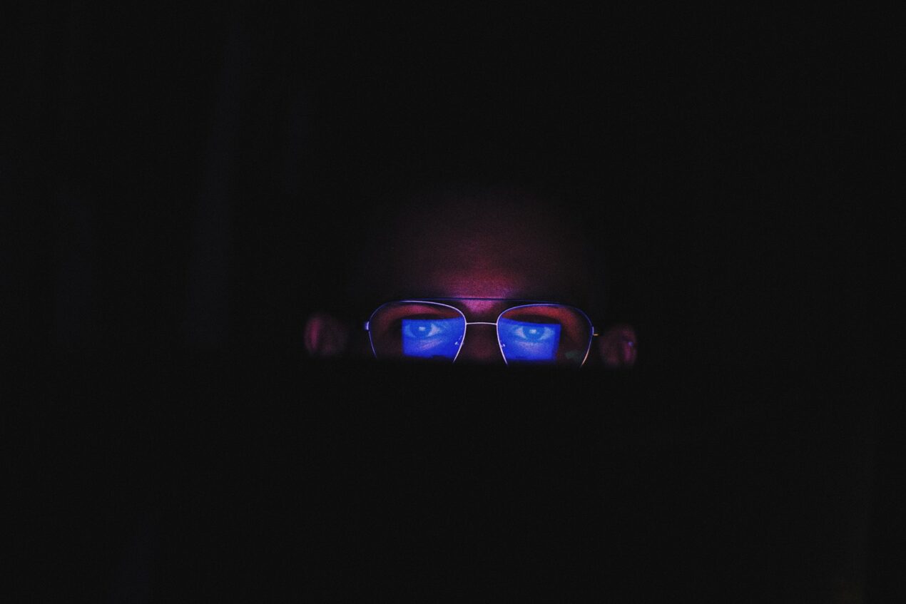 Usare lo smartphone prima di dormire non rovina la qualità del sonno, secondo un nuovo studio