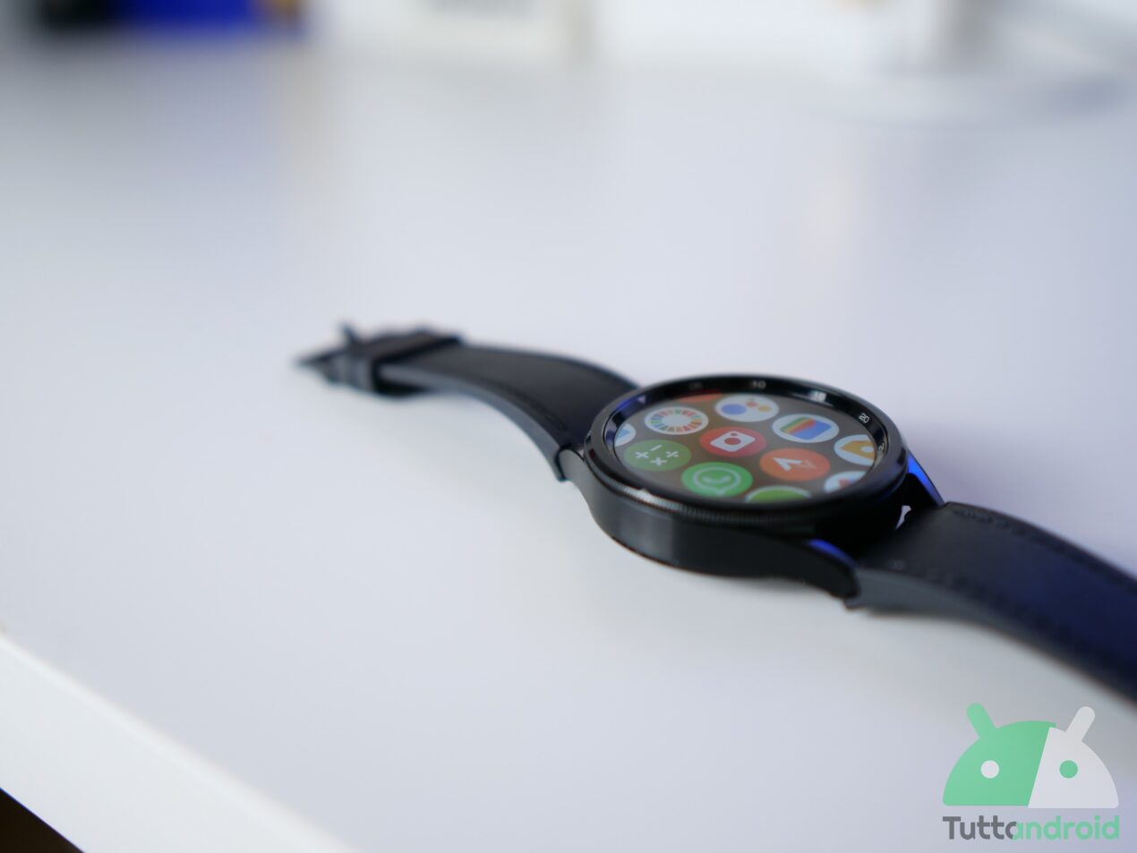 Immagini e specifiche di Samsung Galaxy Watch FE confermano un lancio vicino