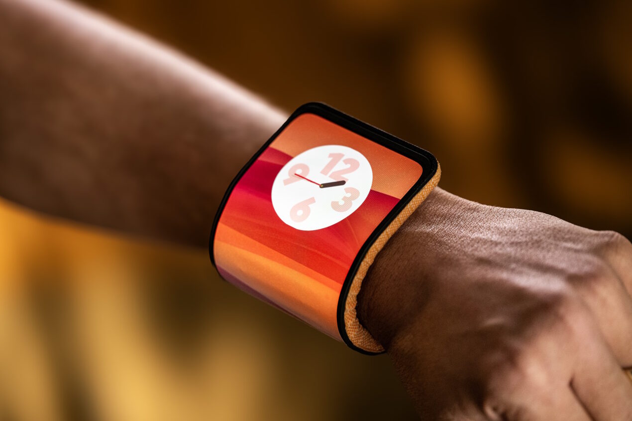 Motorola mostra lo smartphone con Adaptive Display: si può arrotolare al polso!