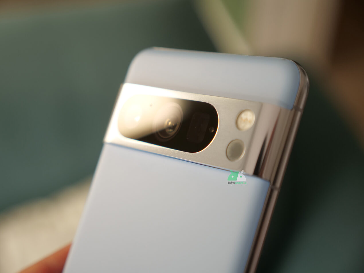 Google ci spiega come funziona e come ha progettato il termometro di Pixel 8 Pro