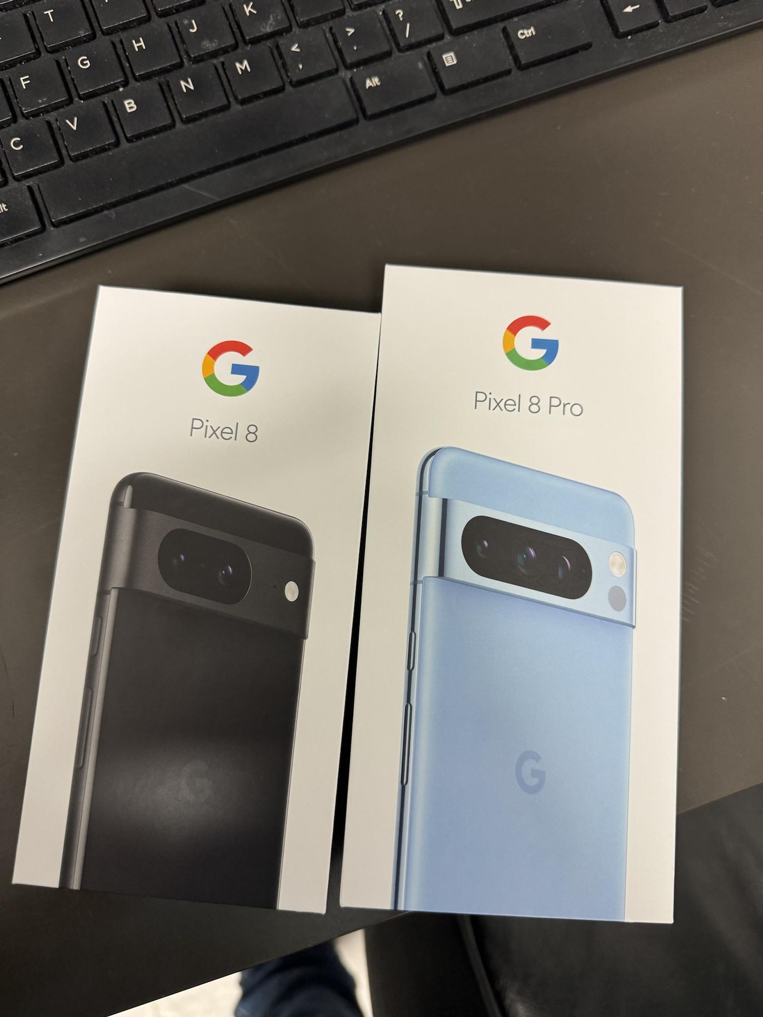 Google Pixel 8 in "Obsidian" e Google Pixel 8 Pro in "Bay"