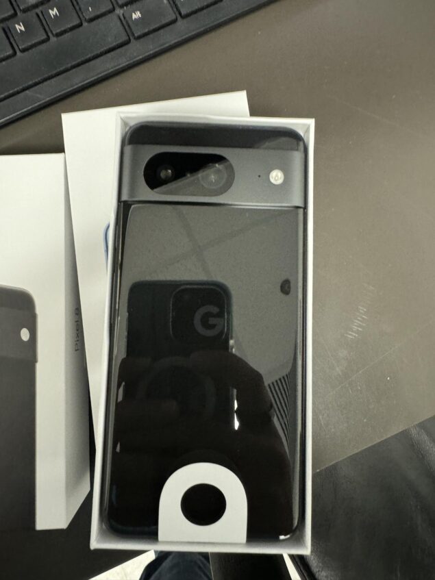 Google Pixel 8 - spotted in Obsidian