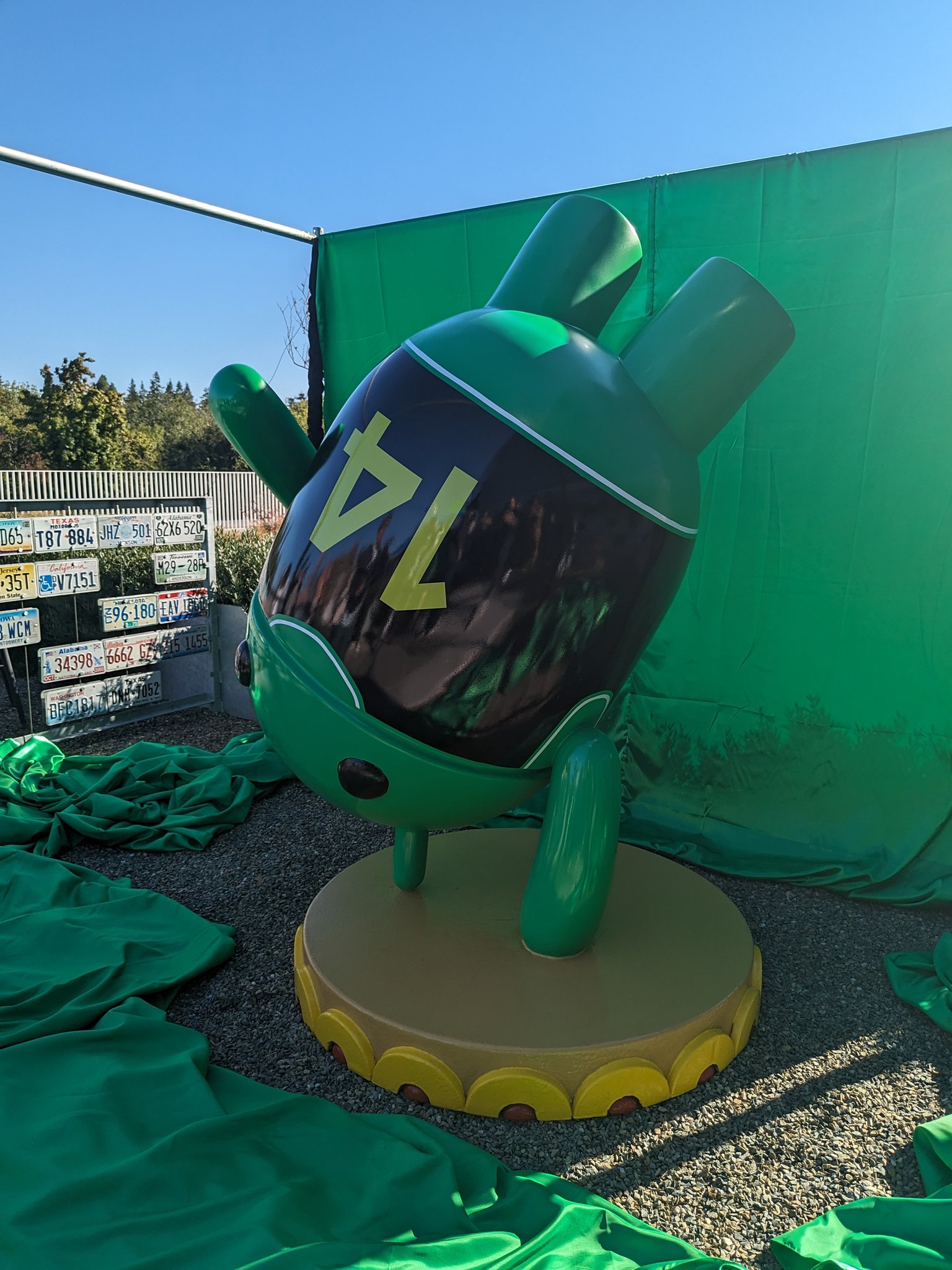 La statua di Android 14 "UpsideDownCake"
