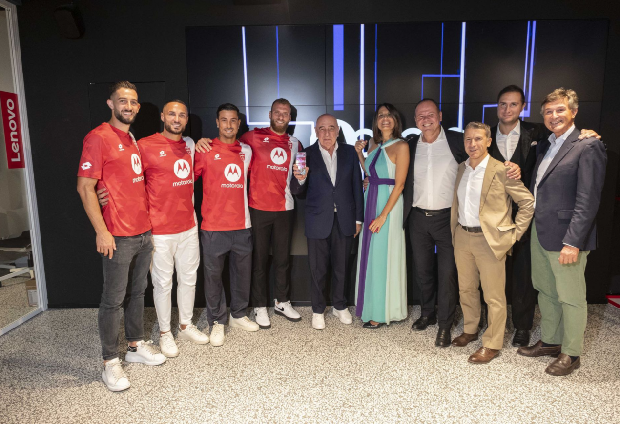 Motorola ha festeggiato il lancio di Edge 40 Neo con AC Monza e Calciatori Brutti