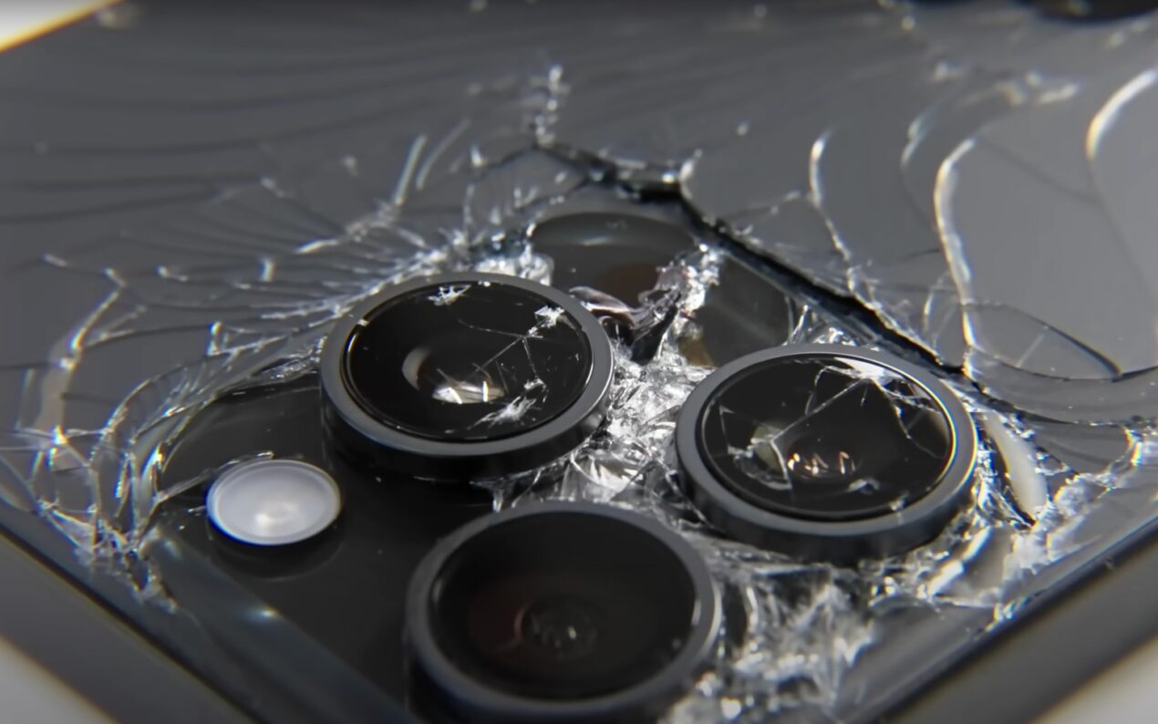 Samsung Galaxy Z Fold5 batte l'iPhone 15 Pro Max in un test di caduta
