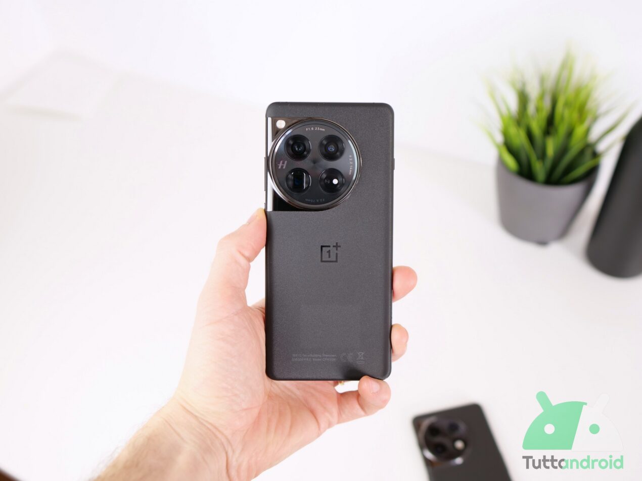 Super offerta per OnePlus 12: meno di 640€ e nuovo minimo storico su Amazon