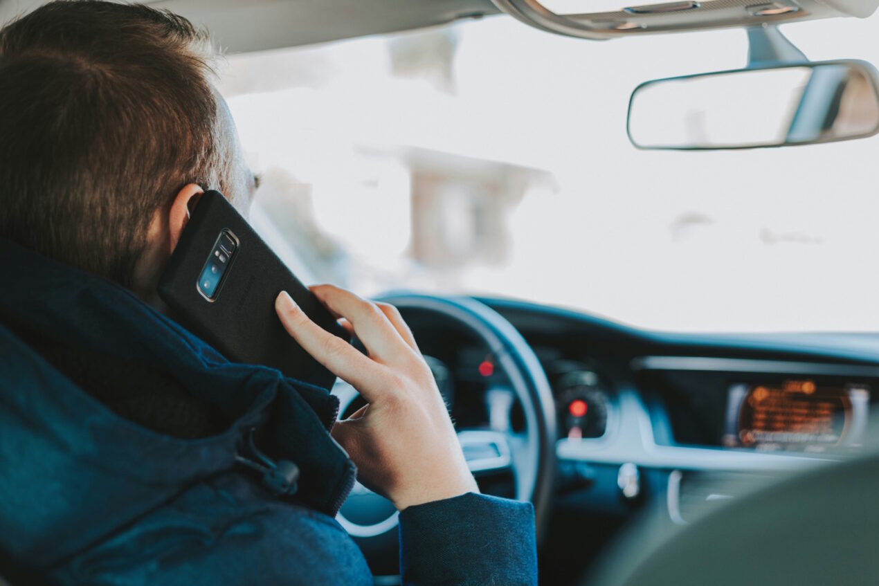 Il nuovo Codice della Strada prevede la sospensione breve della patente con smartphone alla guida