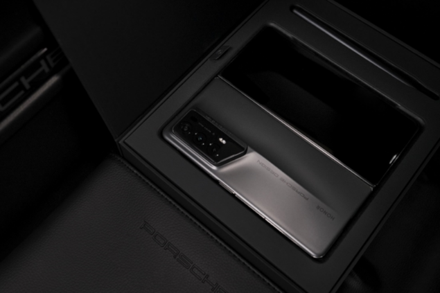 PORSCHE DESIGN HONOR Magic V2 RSR