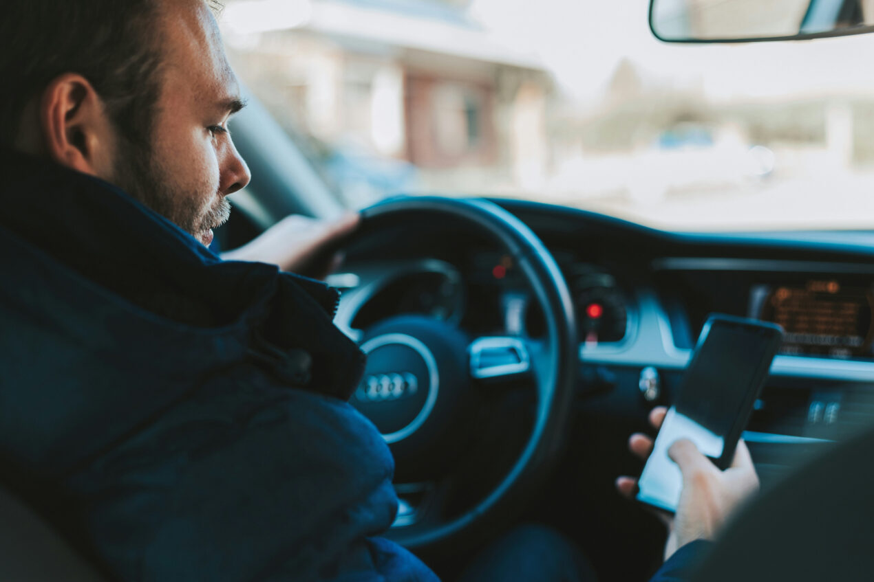 Smartphone alla guida: nuove regole e sanzioni in arrivo col nuovo Codice della Strada