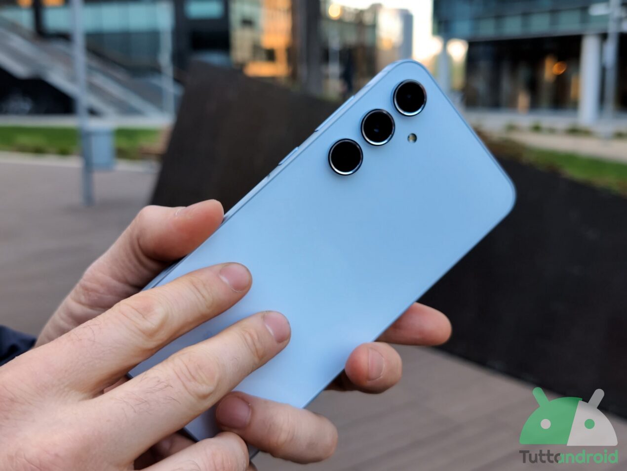 Tanti aggiornamenti in rollout per questi smartphone di Samsung, OnePlus, Nothing e Motorola