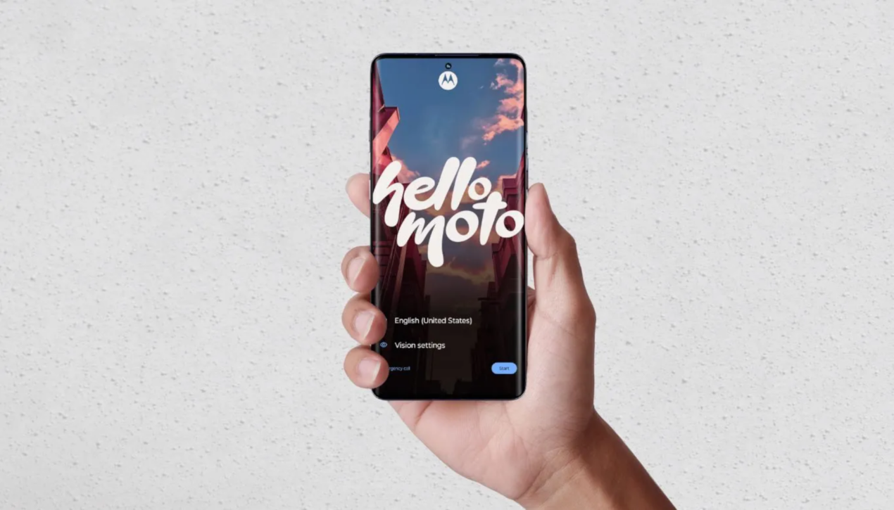 Motorola Edge 50 Pro è il primo smartphone con schermo e fotocamere Pantone Validated