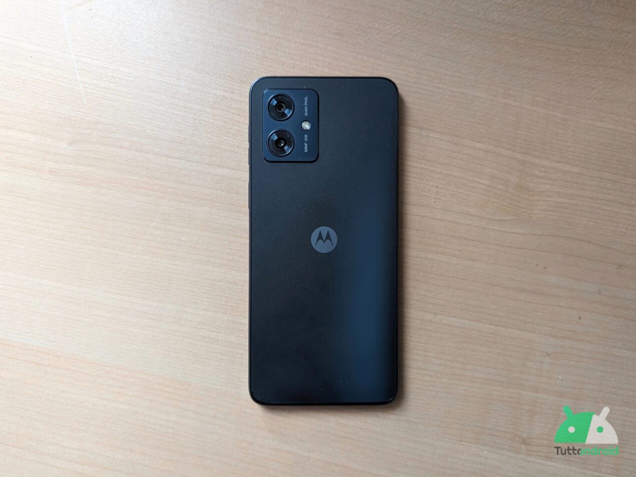Motorola Moto G54 accoglie Android 14, mentre Samsung prosegue con le patch