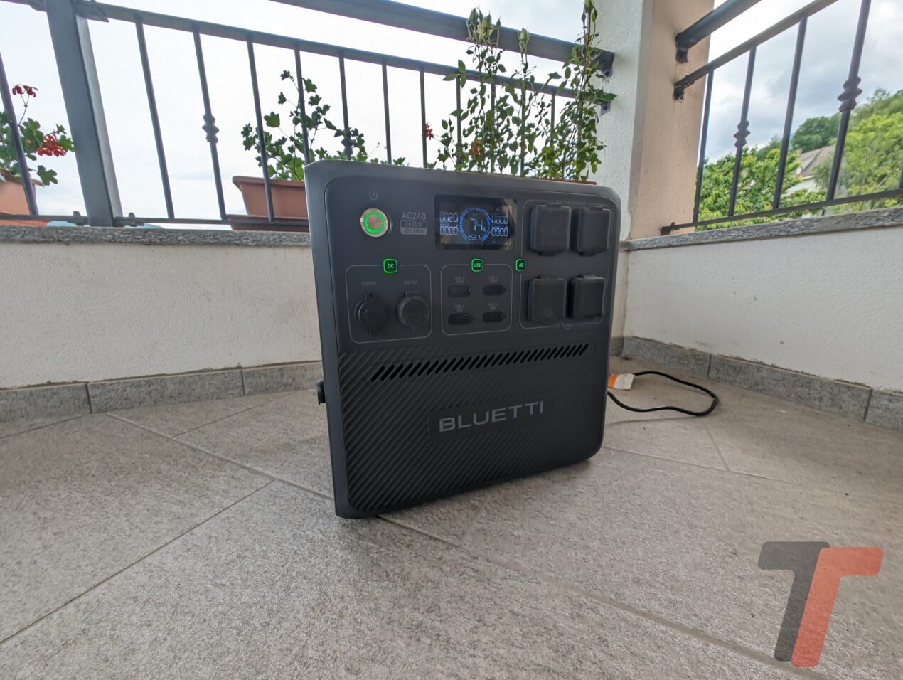 Recensione Bluetti AC240: perfetta per campeggio, camper e nave senza paura delle condizioni estreme