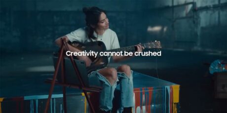 Samsung lancia una frecciatina a Apple con il suo ultimo spot
