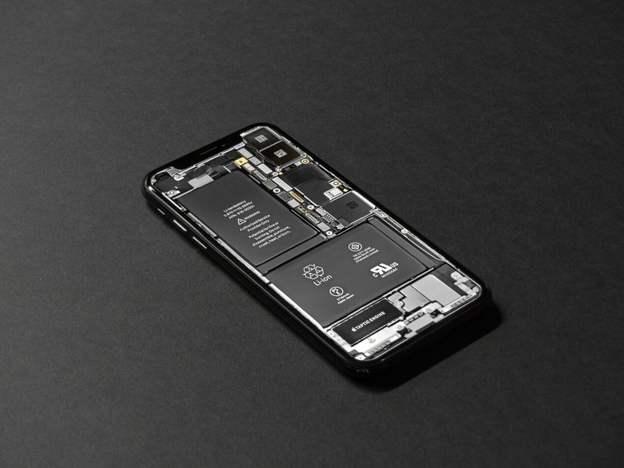 Le batterie al silicio-carbonio di Motorola promettono una maggiore longevità rispetto a Pixel e iPhone