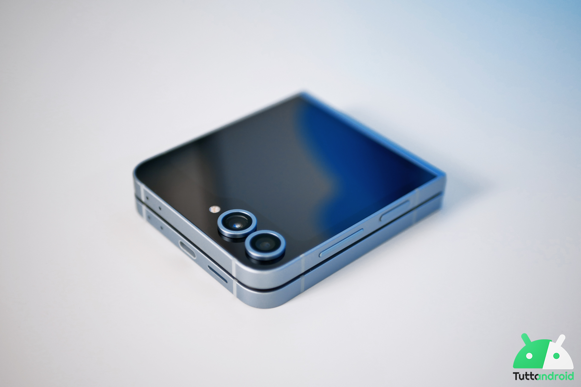 Samsung Galaxy Z Flip7 “tutto schermo” nella parte esterna: la conferma è autorevole Samsung Galaxy Z Flip7 “tutto schermo” nella parte esterna: la conferma è autorevole