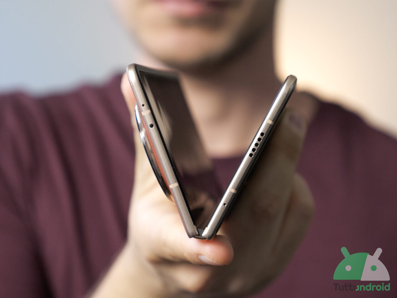 HONOR spiega come è riuscita a rendere Magic V3 così sottile e resistente