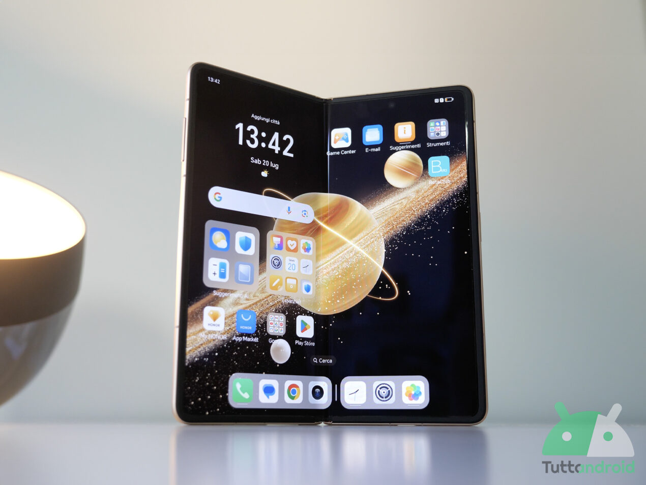 HONOR Magic V3 si fa vedere in Italia: scaricate i voucher per avere 500 euro di sconto