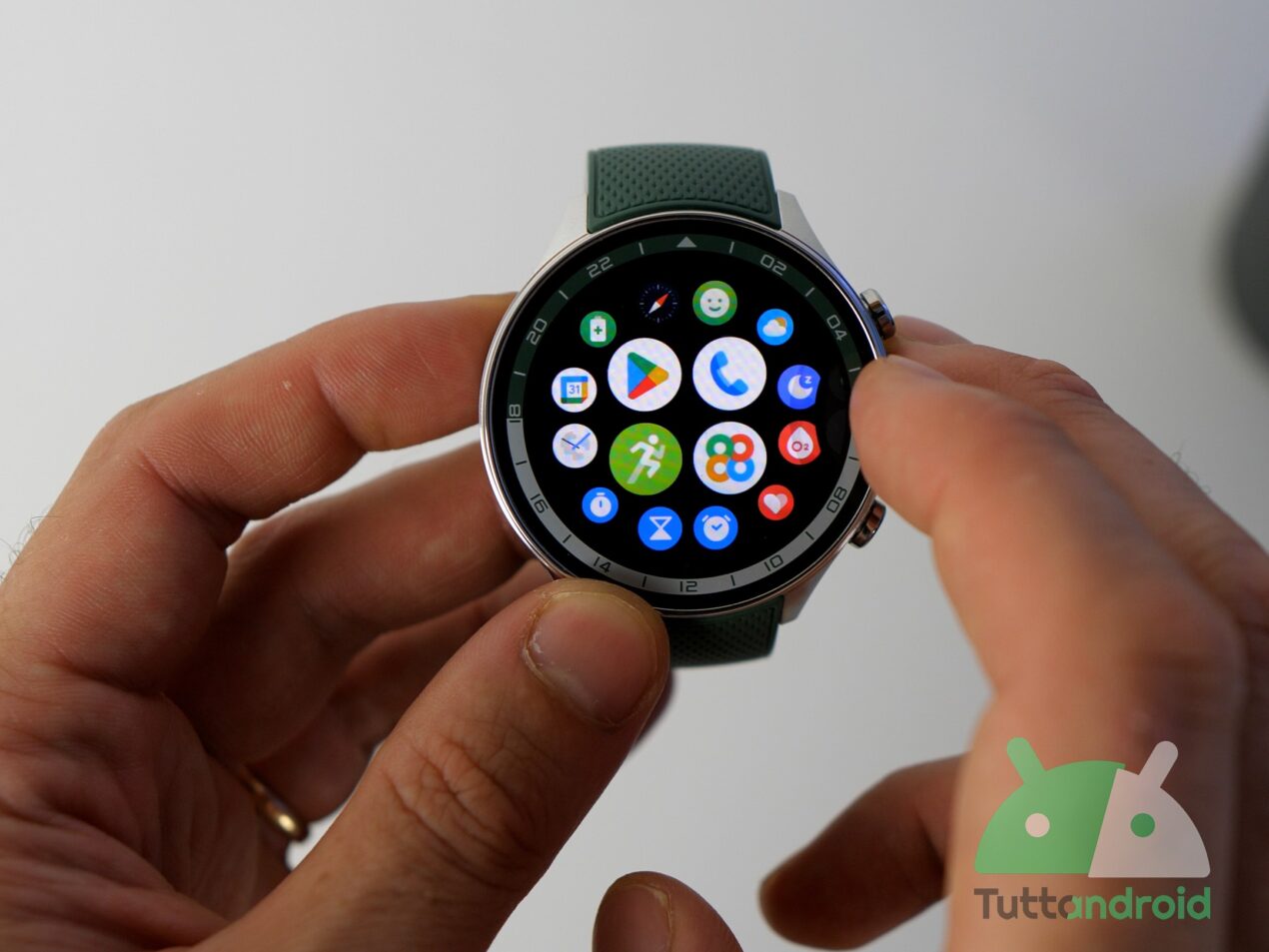 OnePlus Watch 2R a soli 81 €: lo smartwatch Wear OS da 100 ore di batteria scende del 71%