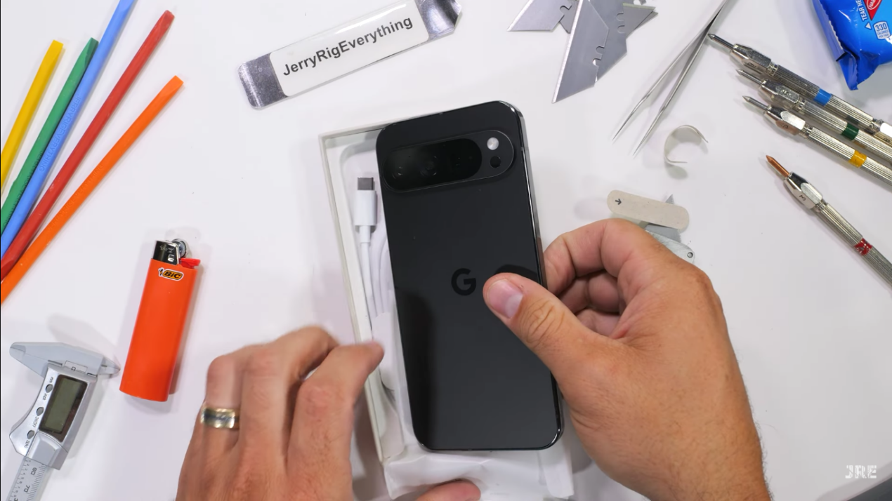 Google Pixel 9 Pro XL affronta il test di resistenza di JerryRigEverything
