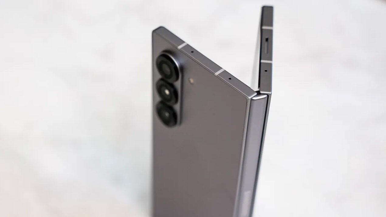 Galaxy Z Fold6 Slim potrebbe essere il primo pieghevole realizzato in titanio