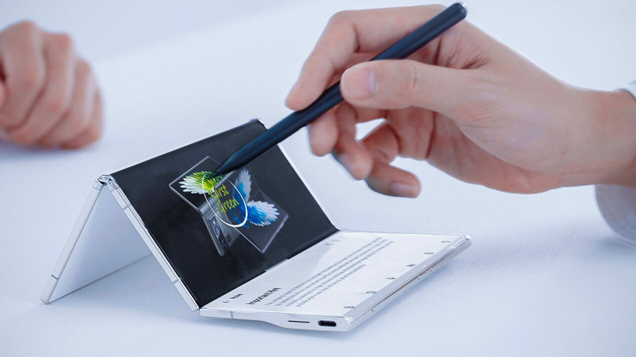 Tecno svela Phantom Ultimate 2, il suo nuovo smartphone a doppia piega