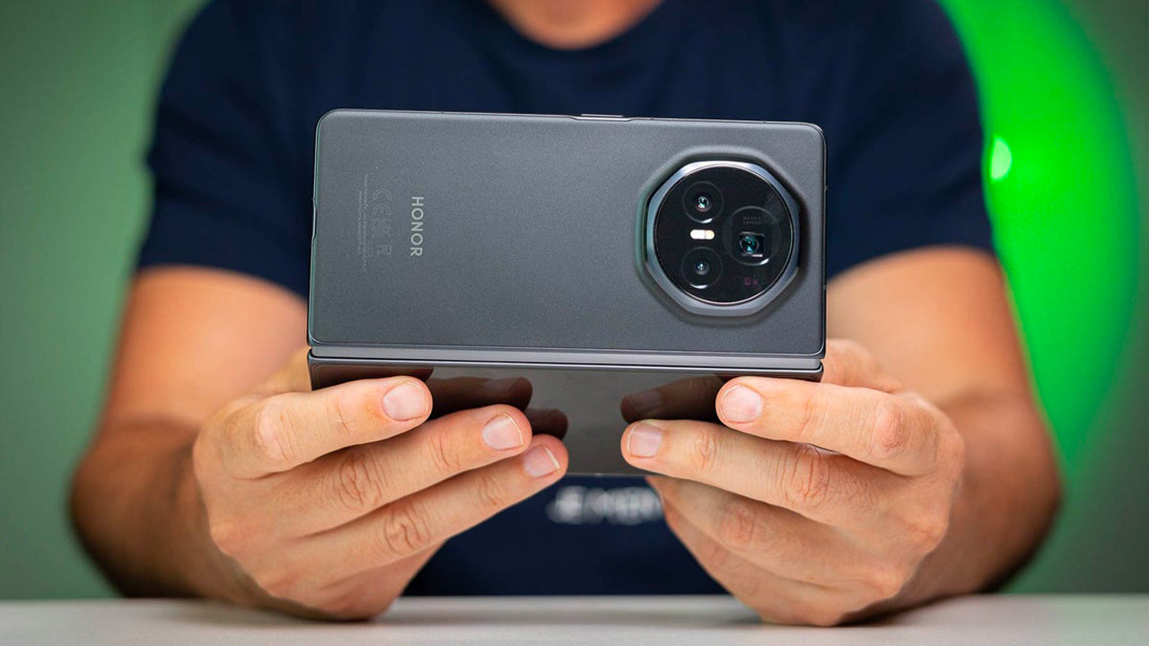 HONOR Magic V4
