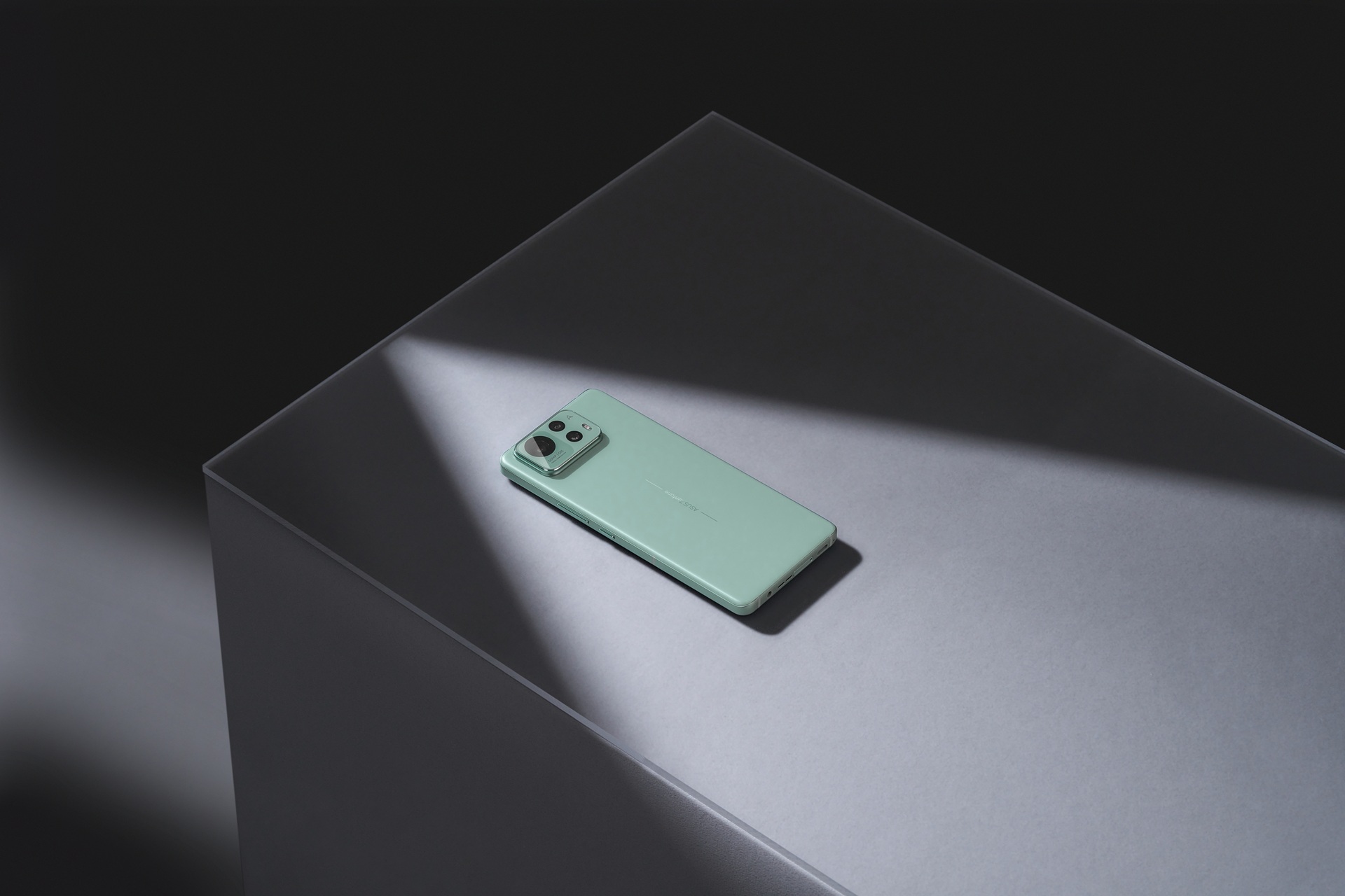 ASUS Zenfone 12 Ultra Sage Green Scenario