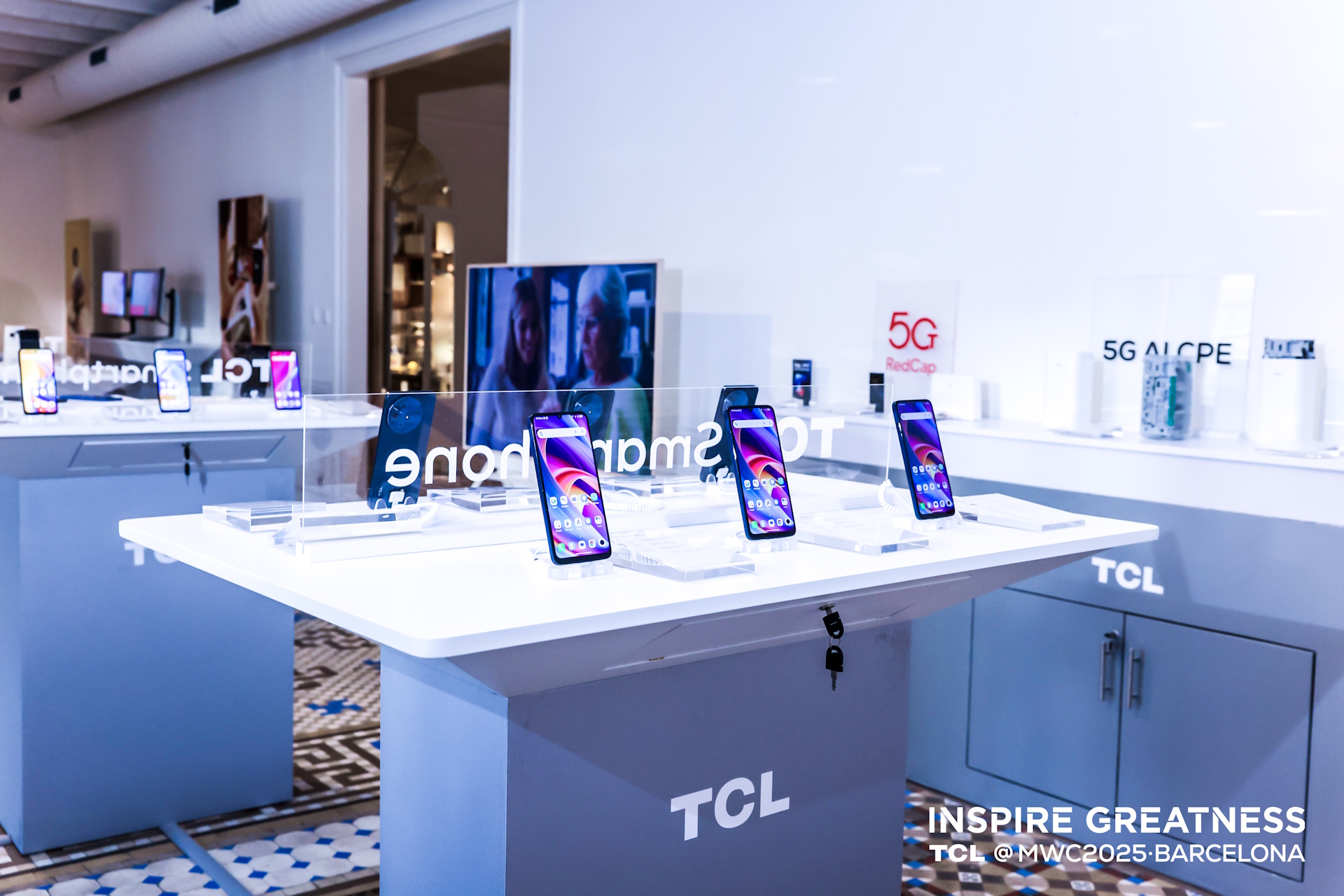 Tante le novità TCL dal MWC, tra nuovi smartphone NXTPAPER, tablet e non solo