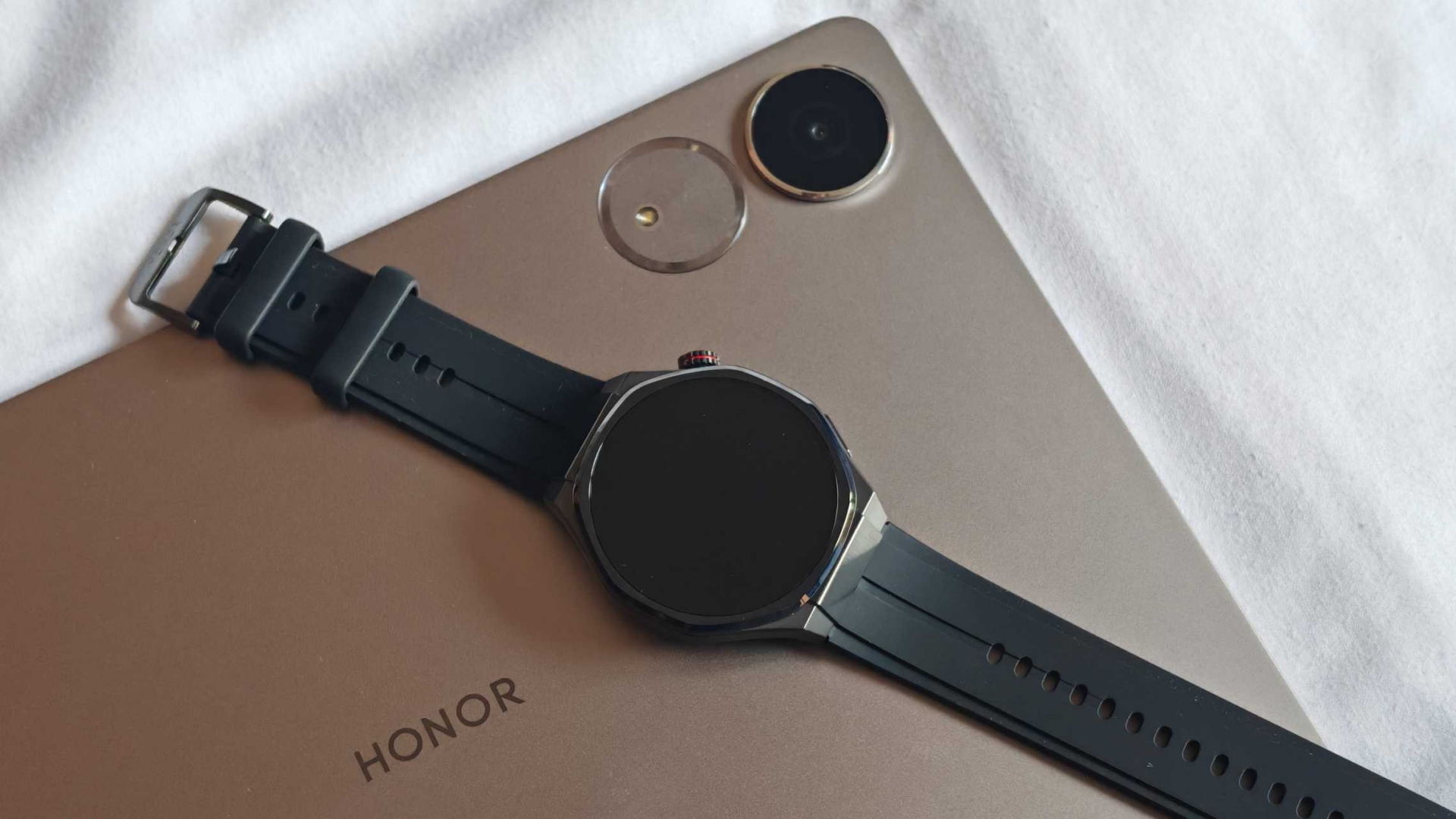 HONOR Watch 5 Ultra è ufficiale con corpo in titanio, ECG e display AMOLED