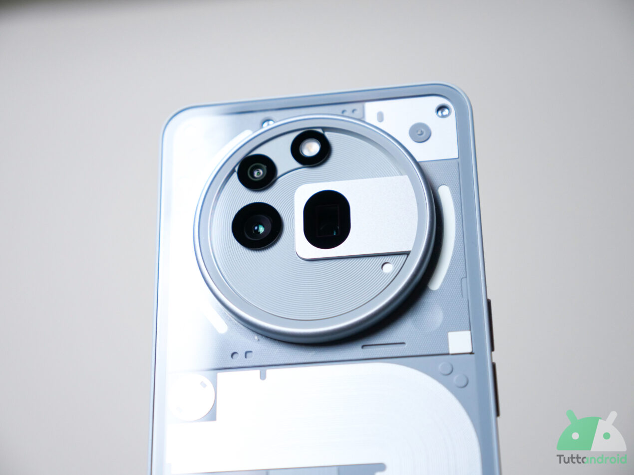 Nothing Phone (3a) Pro: il mid-range con camera periscopica arriva al suo prezzo minimo