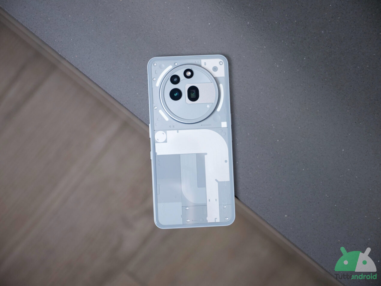 Prestazioni, design e periscopio a meno di 400€: Nothing Phone (3a) Pro al minimo storico su Amazon