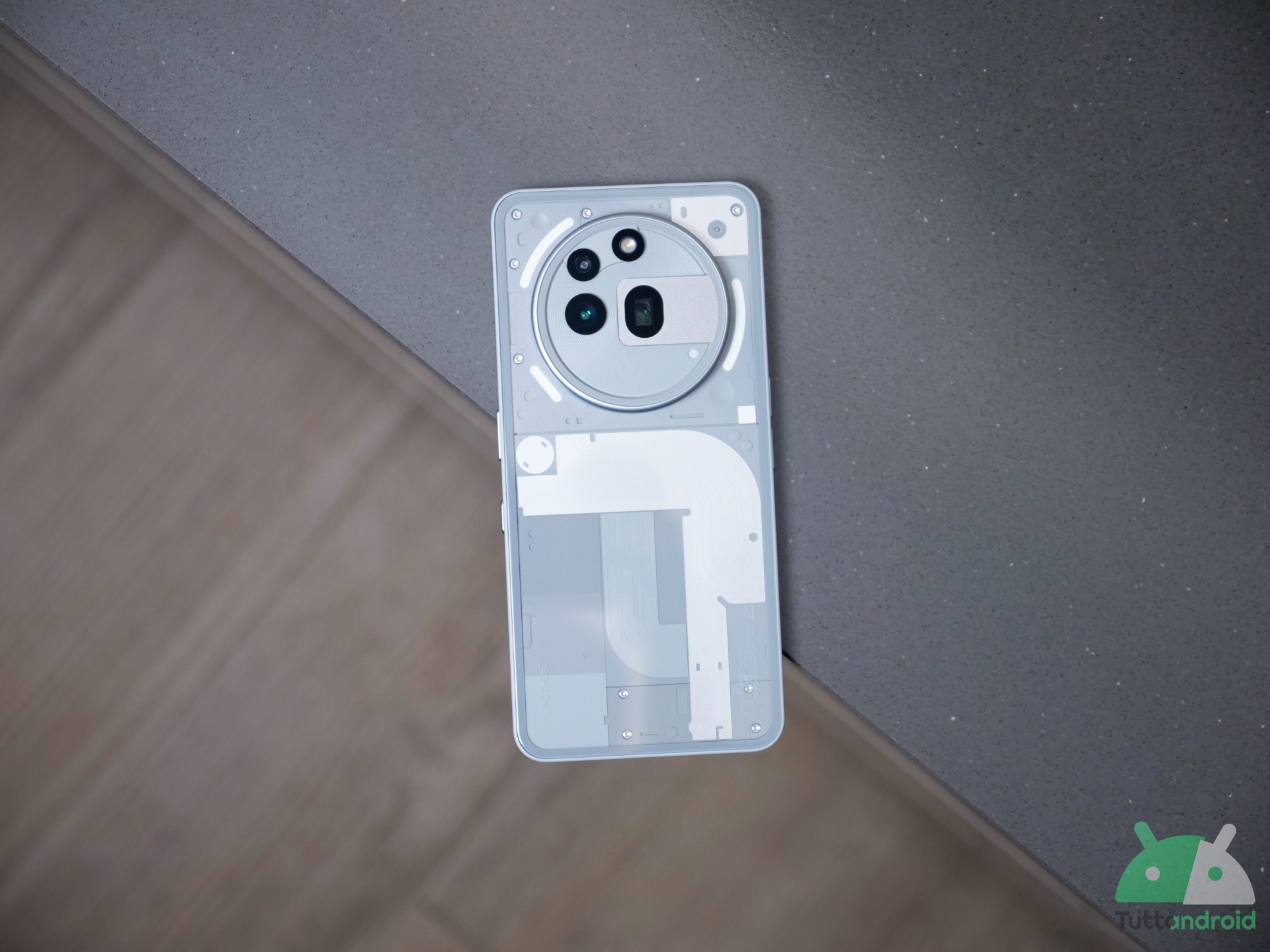 Prestazioni, design e periscopio a meno di 400€: Nothing Phone (3a) Pro al minimo storico su Amazon