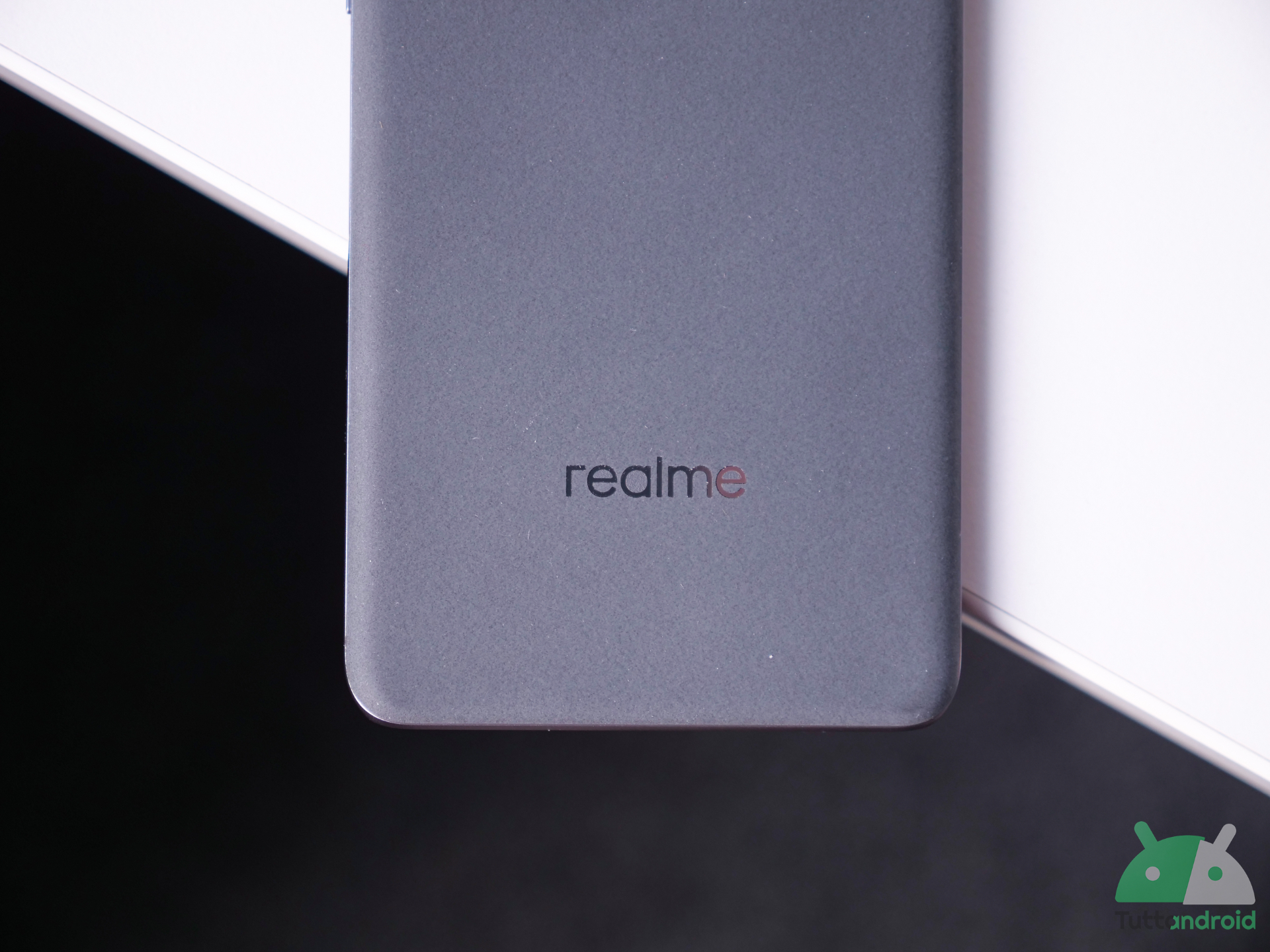 Smartphone da 10.000 mAh con design sottile? Ce lo mostra Realme, ma è solo un concept Smartphone da 10.000 mAh con design sottile? Ce lo mostra Realme, ma è solo un concept