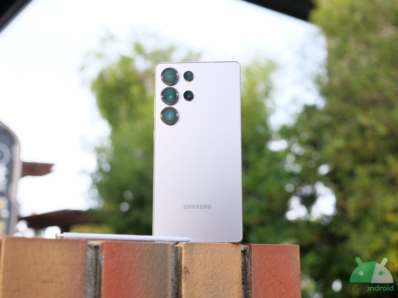 Samsung fa marcia indietro: le funzioni AI del Galaxy S26 arriveranno anche su S25