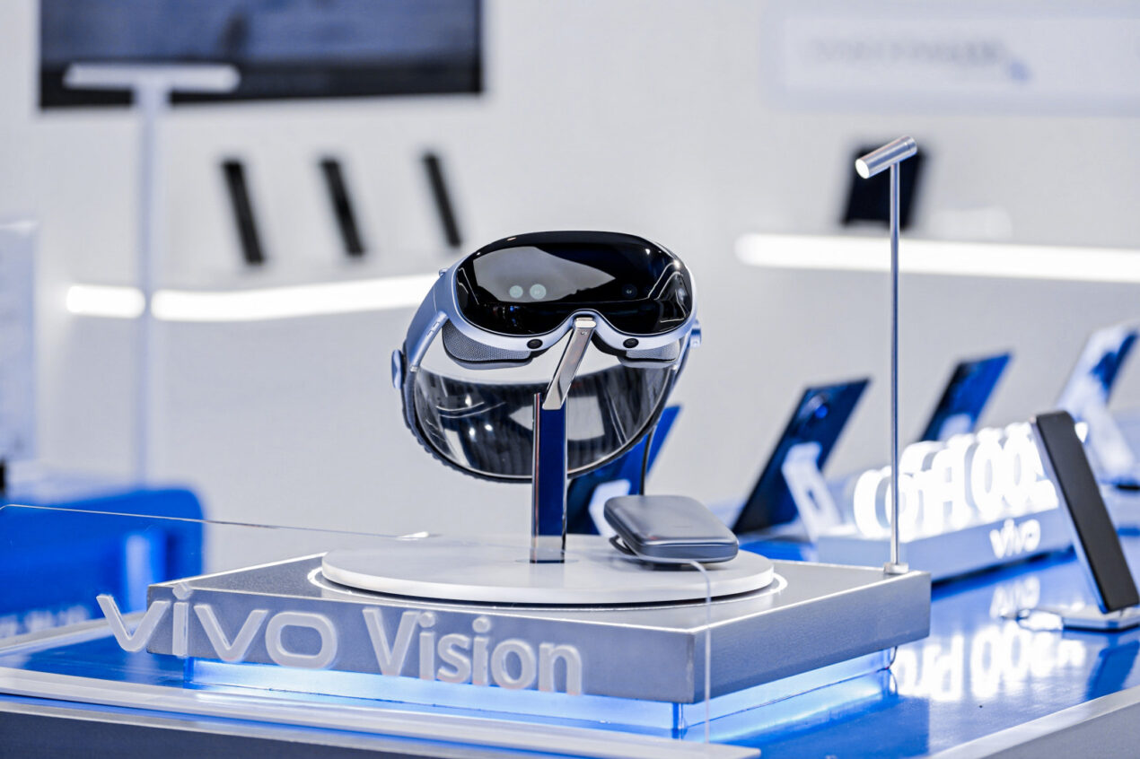 Vivo annuncia il visore Vision e inaugura il vivo Robotics Lab per il futuro dei robot