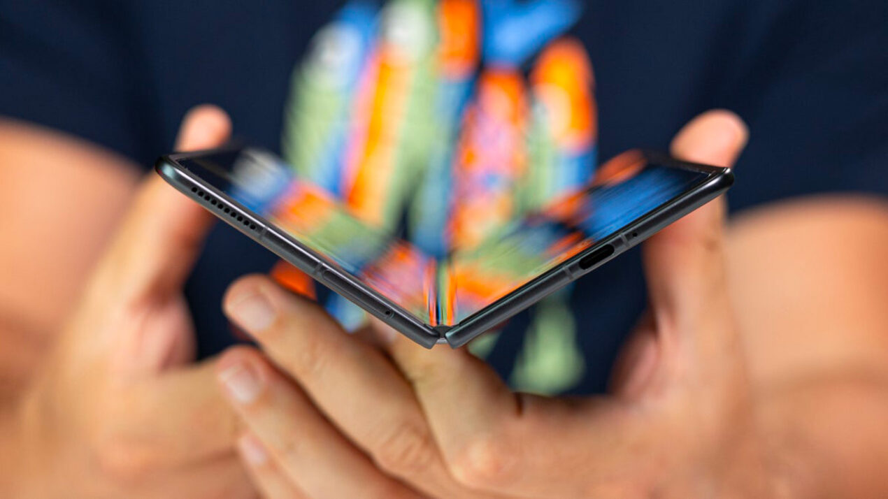 HONOR Magic V5 potrebbe arrivare a giugno, con uno spessore da record