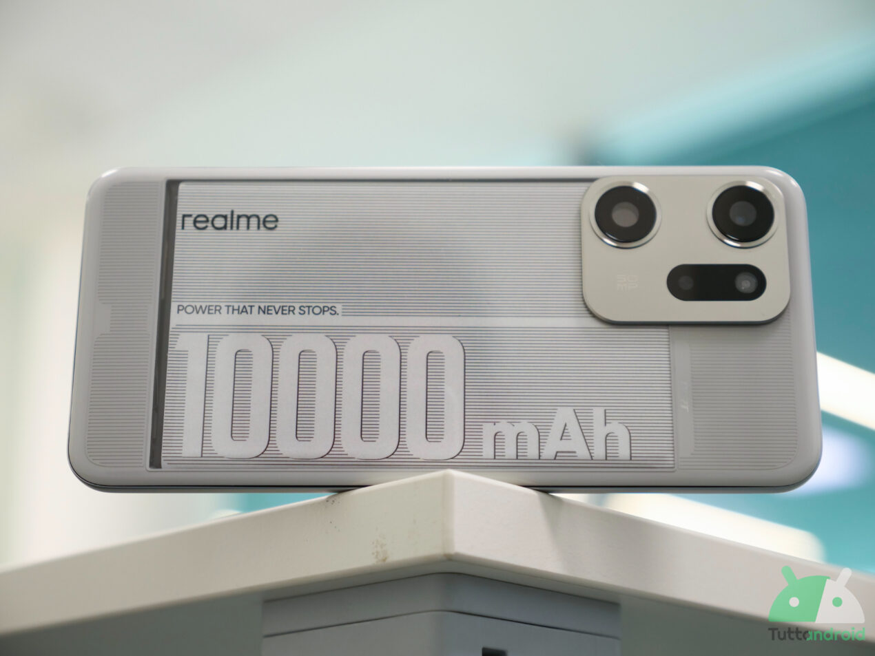 Smartphone da 10.000 mAh con design sottile? Lo abbiamo visto ed è reale (video)
