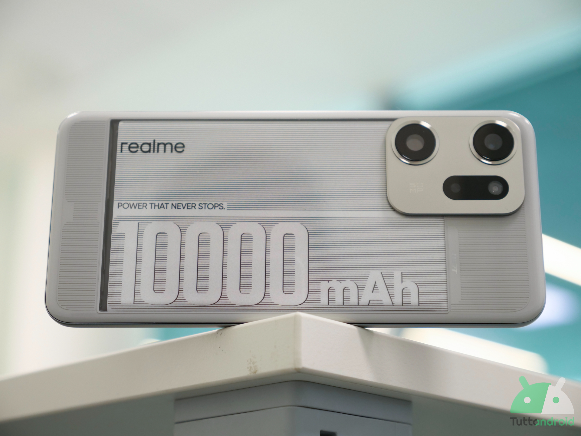 Smartphone da 10.000 mAh con design sottile? Lo abbiamo visto ed è reale (video) Smartphone da 10.000 mAh con design sottile? Lo abbiamo visto ed è reale (video)