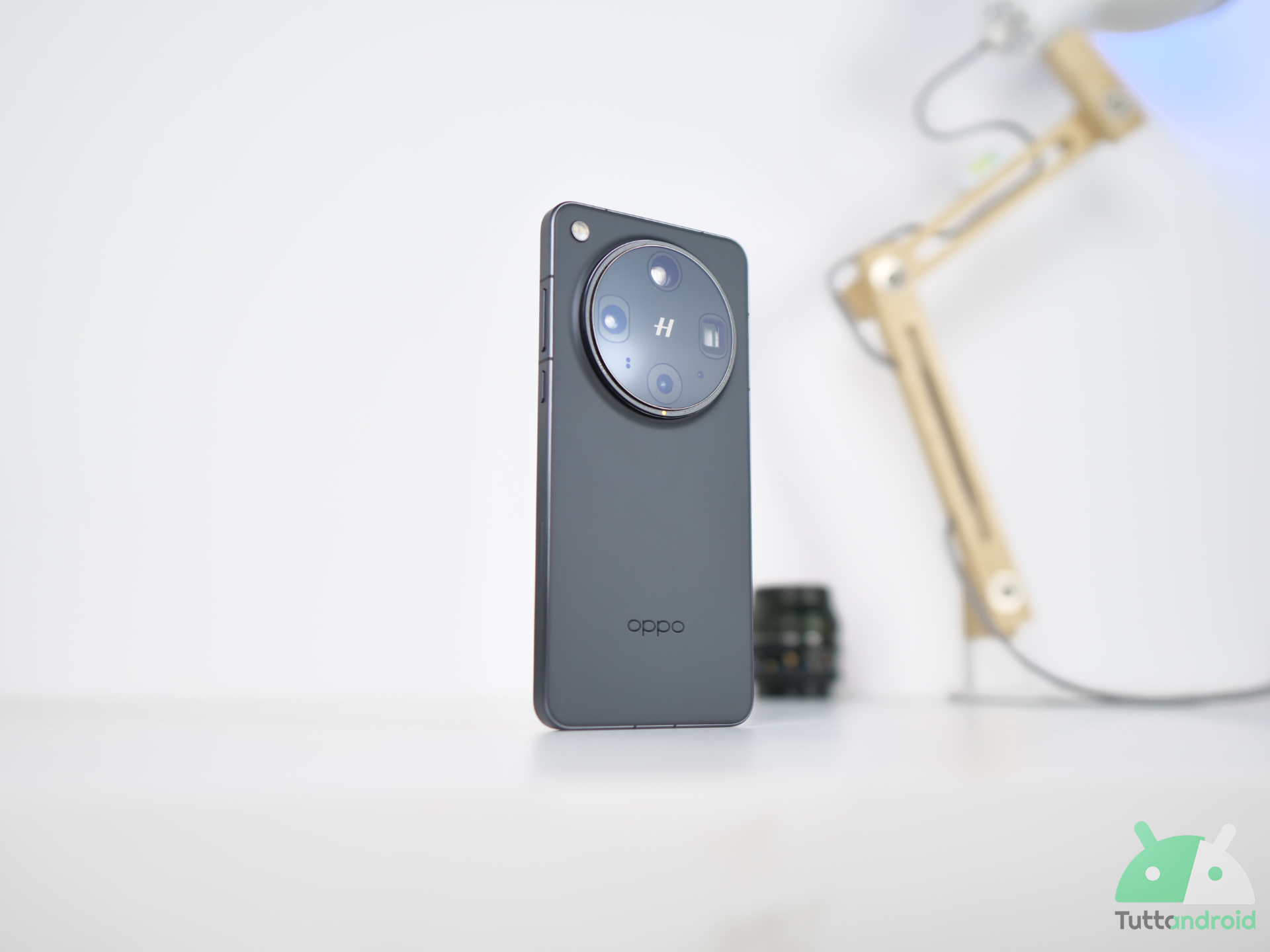 oppo promette il lancio di un sistema fotografico di nuova generazione con hasselblad
